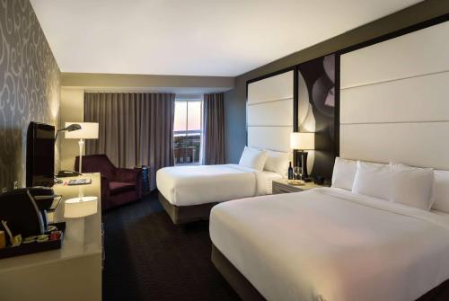 萨凡纳萨凡纳历史区江山旅馆&套房酒店的酒店客房设有两张床和电视。
