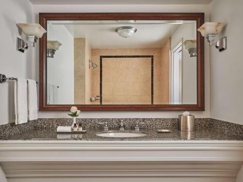 洛杉矶费尔蒙米拉马尔酒店&单层小屋的一间带水槽和大镜子的浴室