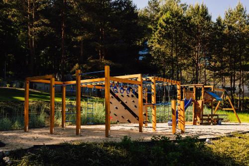奥尔什丁Między Drzewami的公园内有游戏结构的游乐场