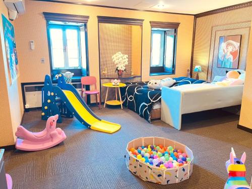涩川市Ikaho Kids Paradise Hotel - Vacation STAY 56430v的儿童卧室,带滑梯和游戏室