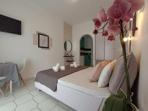 阿查拉维Philippos Apartments的一间卧室,配有一张带花瓶的床