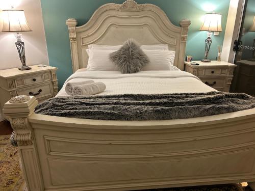 珀斯Koombana Retreat的一张大床,带大床头板和2个床头柜