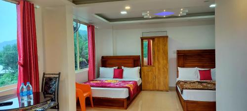 蒙纳Himadri munnar holidays的一间卧室设有两张床和窗户。