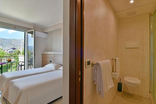 贾迪尼-纳克索斯Hotel & Apartments Villa Linda的酒店客房设有两张床和一个阳台。