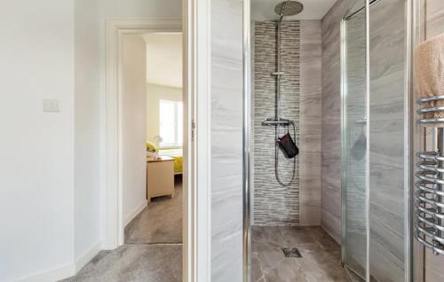切森特Whiteclouds的浴室内带玻璃门的步入式淋浴间