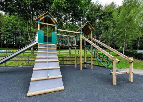 CliftonLowther Park的公园里一个带滑梯的游乐场