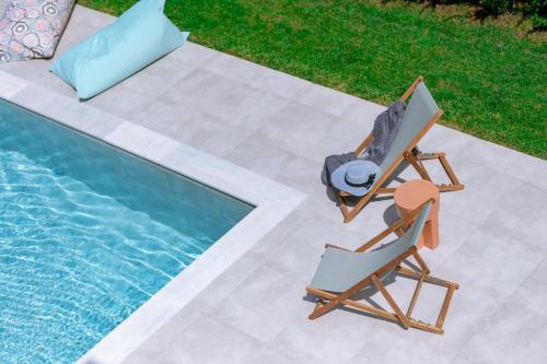 伊拉克里萨Arodo Suites的游泳池旁椅子的顶部景色