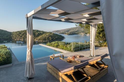 塞沃塔多莫特贴水尼古拉斯套房度假酒店的水景客房 - 带一张床