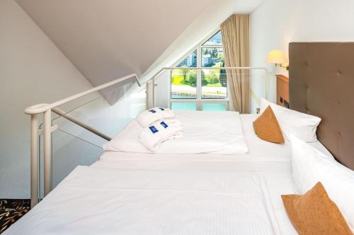 奥泊维森塔尔上维森塔尔贝斯特韦斯特枫叶酒店 - 仅限成人的一间卧室设有两张床和窗户。