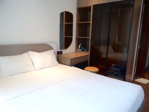 绥和市Kira Kira 's Apartment, Apec Mandala Phu Yen Condotel的卧室配有一张白色大床和一张书桌