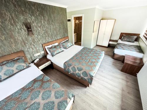 特拉布宗Sağıroğlu Otel的酒店客房 - 带2张床和2张床 - 含四柱床