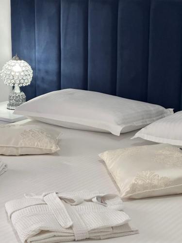 萨兰达Eleni Guest House的两张床,床上配有白色床单和枕头