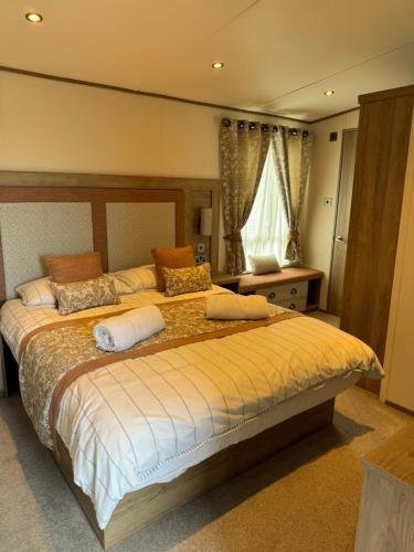 威尔汉姆2-6 guests Holiday Home in Durdle Door的一间卧室设有一张大床和一个窗户。