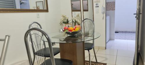 蒙蒂斯克拉鲁斯Apartamento encantador 3的一张带椅子的玻璃桌和一碗水果
