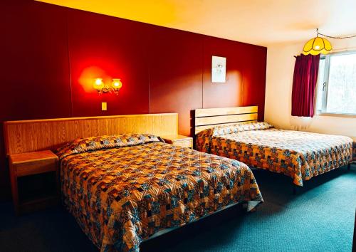 海恩斯章克申Cozy Corner Motel & Restaurant的酒店客房,设有两张床和红色的墙壁