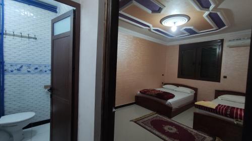瓦尔扎扎特IAZAL Hotel Ouarzazate的一间带一张床和卫生间的卧室