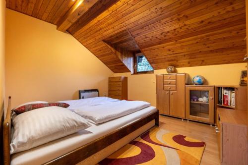 Horné JasenoVILA LIMACO JASENSKÁ DOLINA PRI MARTINE的一间卧室设有一张床和木制天花板