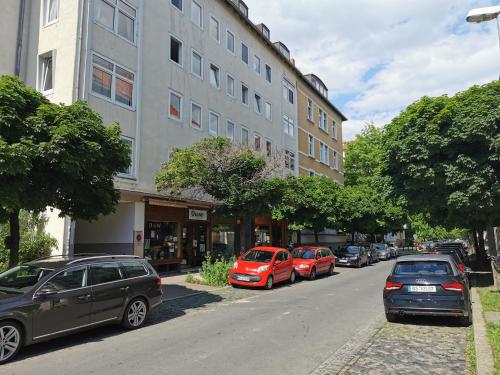 布伦瑞克Gemütliche Ferienwohnung im Herzen des Östlichen Ringgebiets的停在街道边的一排汽车