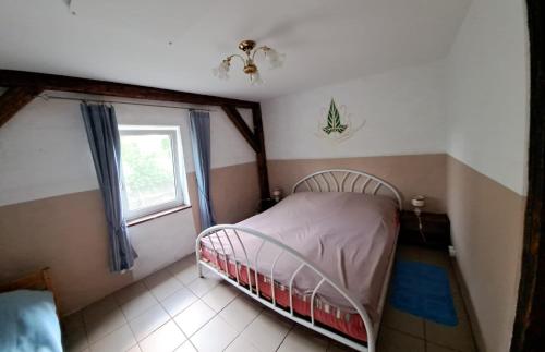 LeśnoŚródziemie Lorien的一间小卧室,配有床和窗户