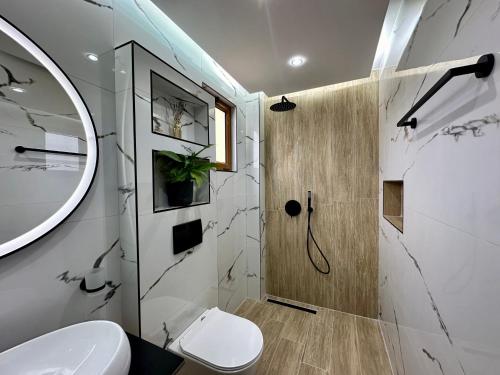 卡萨米尔Vila Laura的一间带卫生间和淋浴的浴室