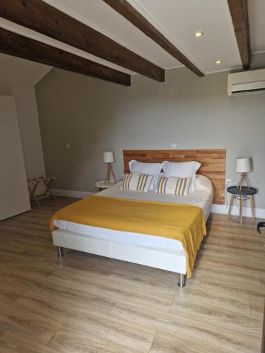 VenzolascaA COSTA的一间卧室配有一张大床和木制床头板
