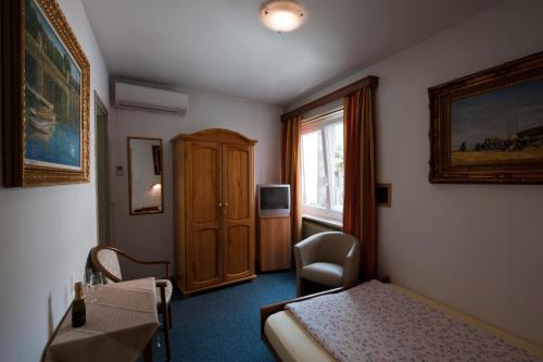 卢加诺迪斯玛酒店的酒店客房设有床和窗户。