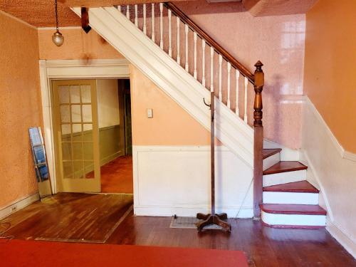 巴尔的摩Room in Vintage House near Downtown w Free Parking的房屋内带楼梯的走廊