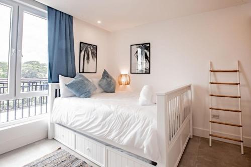 普拉纳维瑙Blue Venao CONDO APARTMENT C32的白色的卧室设有床和窗户