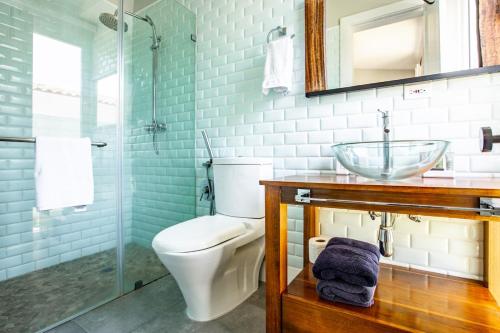 普拉纳维瑙Villa #32 - Blue Venao, Playa Venao的一间带卫生间和水槽的浴室