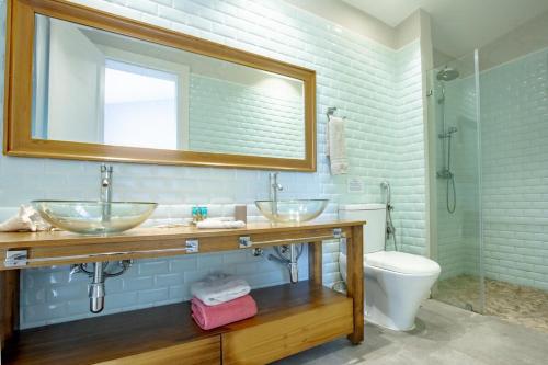 普拉纳维瑙Villa #35 - Blue Venao, Playa Venao的一间带两个盥洗盆和卫生间的浴室