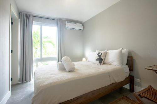 普拉纳维瑙Villa #35 - Blue Venao, Playa Venao的白色卧室配有一张带白色枕头的大床