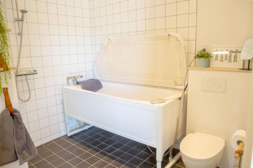 SandurLuxury cottage - in amazing surroundings的带卫生间的浴室内的白色浴缸