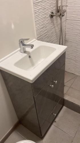 圣地亚哥Hostal low cost的浴室设有白色水槽和镜子