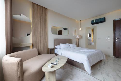 亚历山大Hyat WATERFALLS的酒店客房配有床、沙发和桌子。
