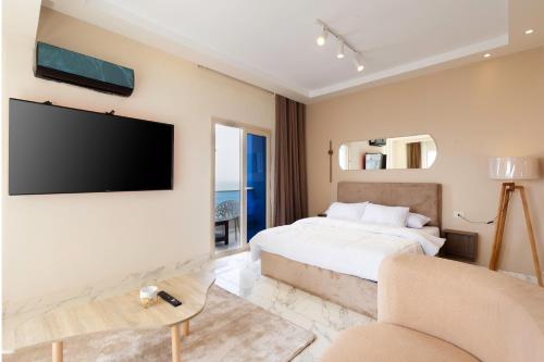 亚历山大Hyat WATERFALLS的一间卧室配有一张床和一台平面电视
