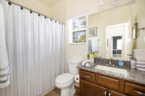 弗拉格斯塔夫New Flagstaff Adventure Getaway的浴室配有卫生间、盥洗盆和淋浴。
