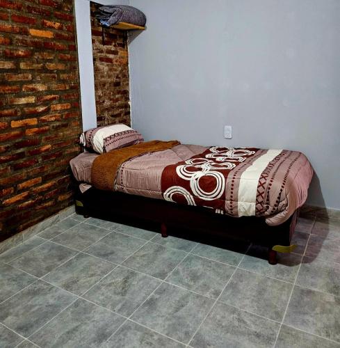 卡塔马卡El gumer的砖墙房间的一个床位