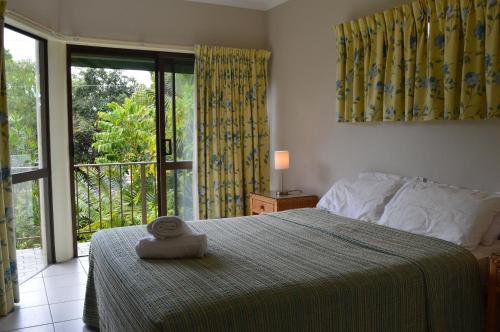 米申海滩奇拉玛4号公寓的一间卧室设有一张床和一个滑动玻璃门