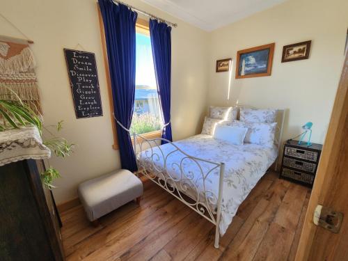 亚瑟港Ruby's Cottage Farm Stay的一间小卧室,配有床和窗户