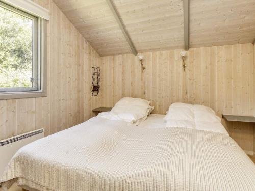 普赖斯特Holiday home Præstø II的卧室配有白色的床