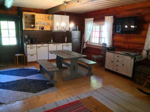 Saareküla科特卡农场旅馆的一间厨房,房间中间配有一张桌子