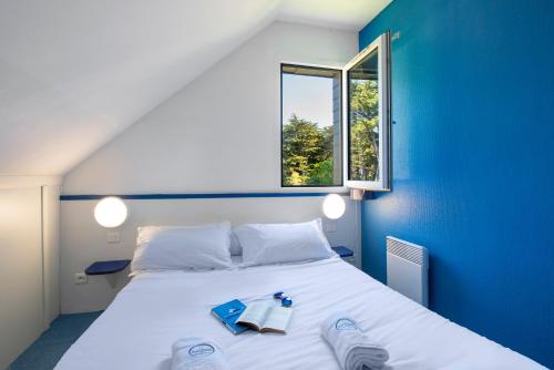勒克鲁西克DOMAINE DE PORT AUX ROCS的一间卧室设有一张大床和窗户