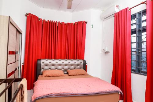 巴西富地D'BALI HOMESTAY - Unifi TV, NETFLIX, Cuckoo, Internet Wifi , Dryer, Washing Machine, Aircond Setiap Bilik & Ruang Tamu的一间带红色窗帘和床的卧室