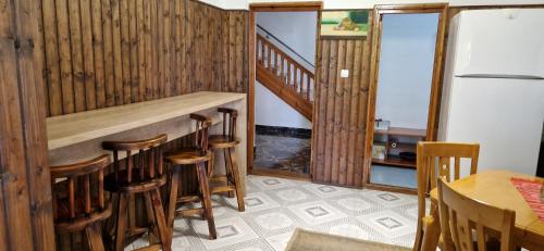 布雷亚扎Villa Bravo Breaza的一间厨房,内设酒吧和凳子