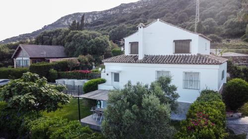 塔里法Rural Tarifa Villa María的一座白房子,后面有山