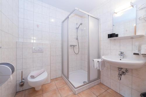 万丹斯Gasthof Stern的带淋浴、卫生间和盥洗盆的浴室
