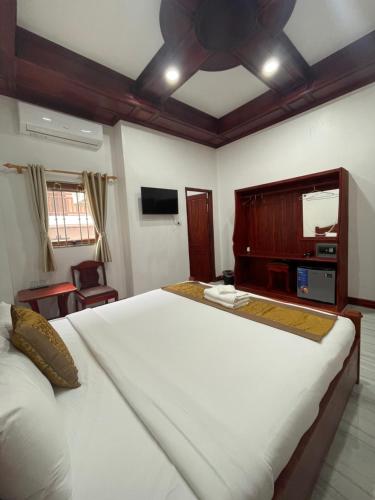 琅勃拉邦PhaiLin Hotel的卧室设有一张白色大床和天花板