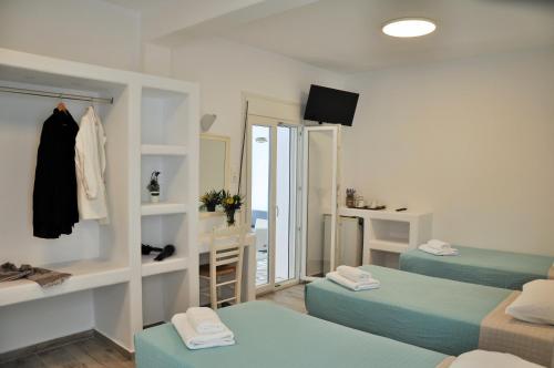 米克诺斯城Alexandra Mykonos Port的带两张床和镜子的客房