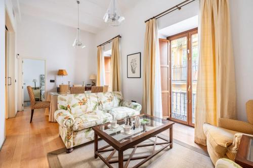 塞维利亚Komodo Sierpes: Bright & Classy Central Apartment的客厅配有沙发和桌子