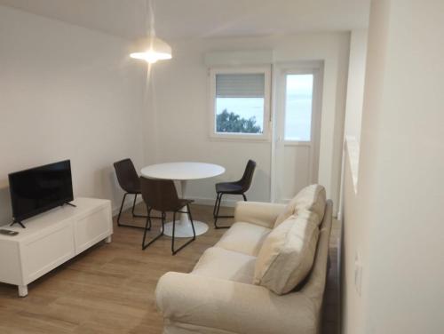 博伊罗Hostal Terraza Miramar SL的客厅配有白色的沙发和桌子